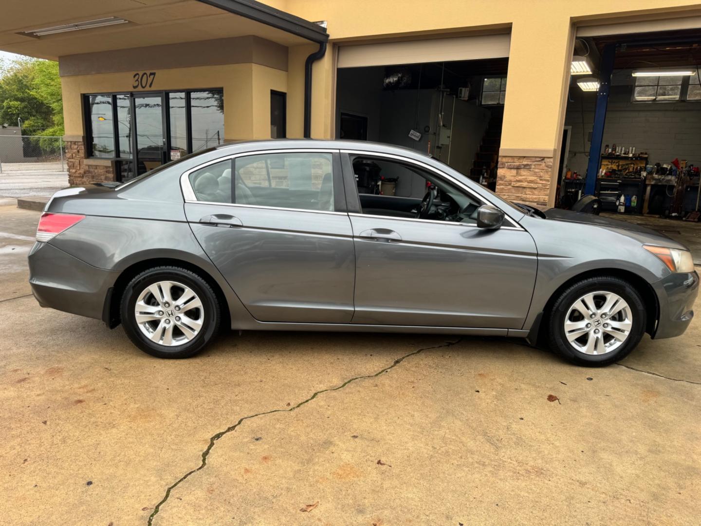 2008 GRAY Honda Accord LX-P Sedan AT (JHMCP26468C) with an 2.4L L4 DOHC 16V engine, 5-Speed Automatic Overdrive transmission, located at 307 West Marshall Avenue, Longview, TX, 75601, (903) 753-3091, 32.500828, -94.742577 - Photo#1